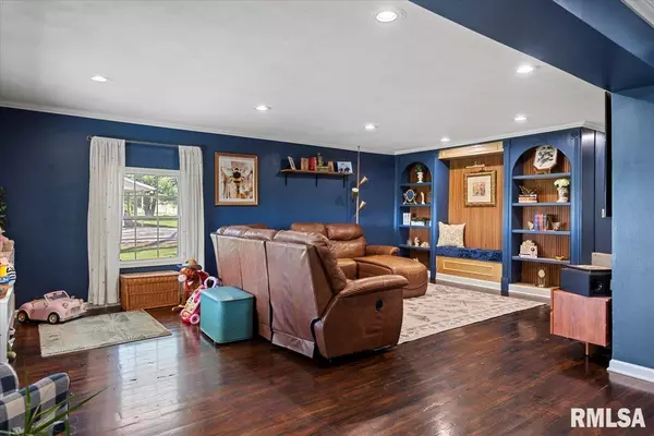 Girard, IL 62640,32556 State Route 4