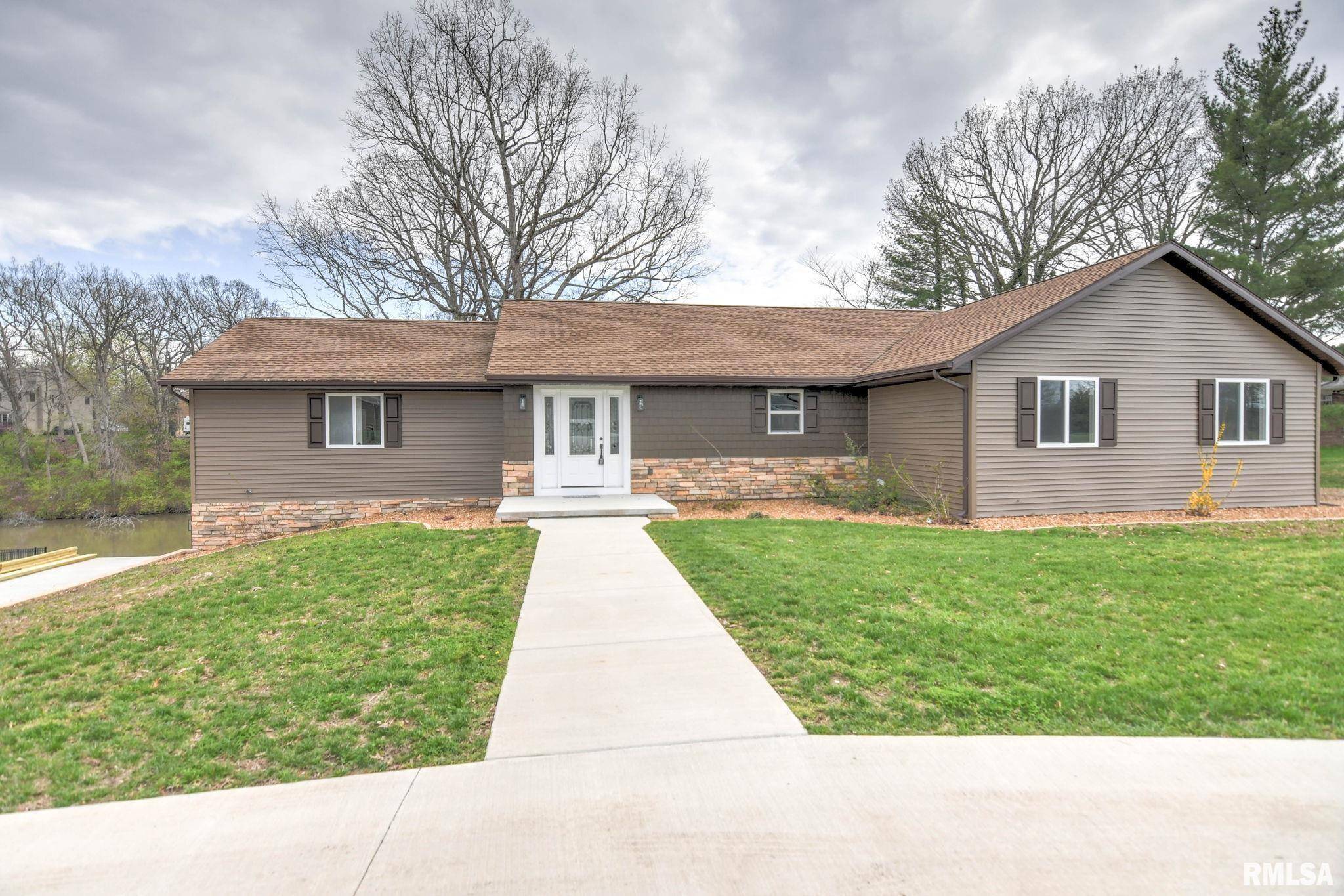 3516 E LAKESHORE DR, Taylorville, IL 62568