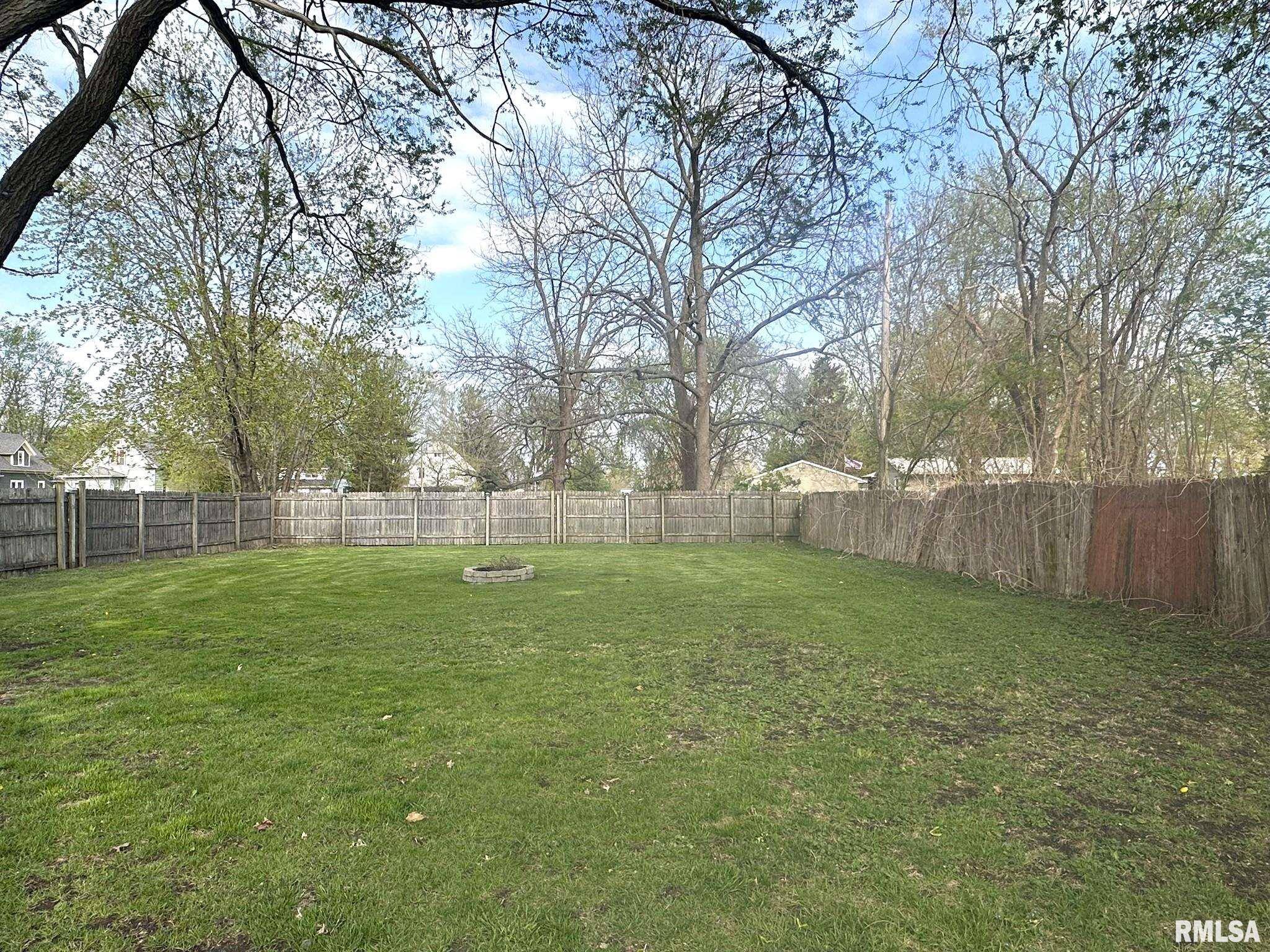 Galesburg, IL 61401,859 DAY ST