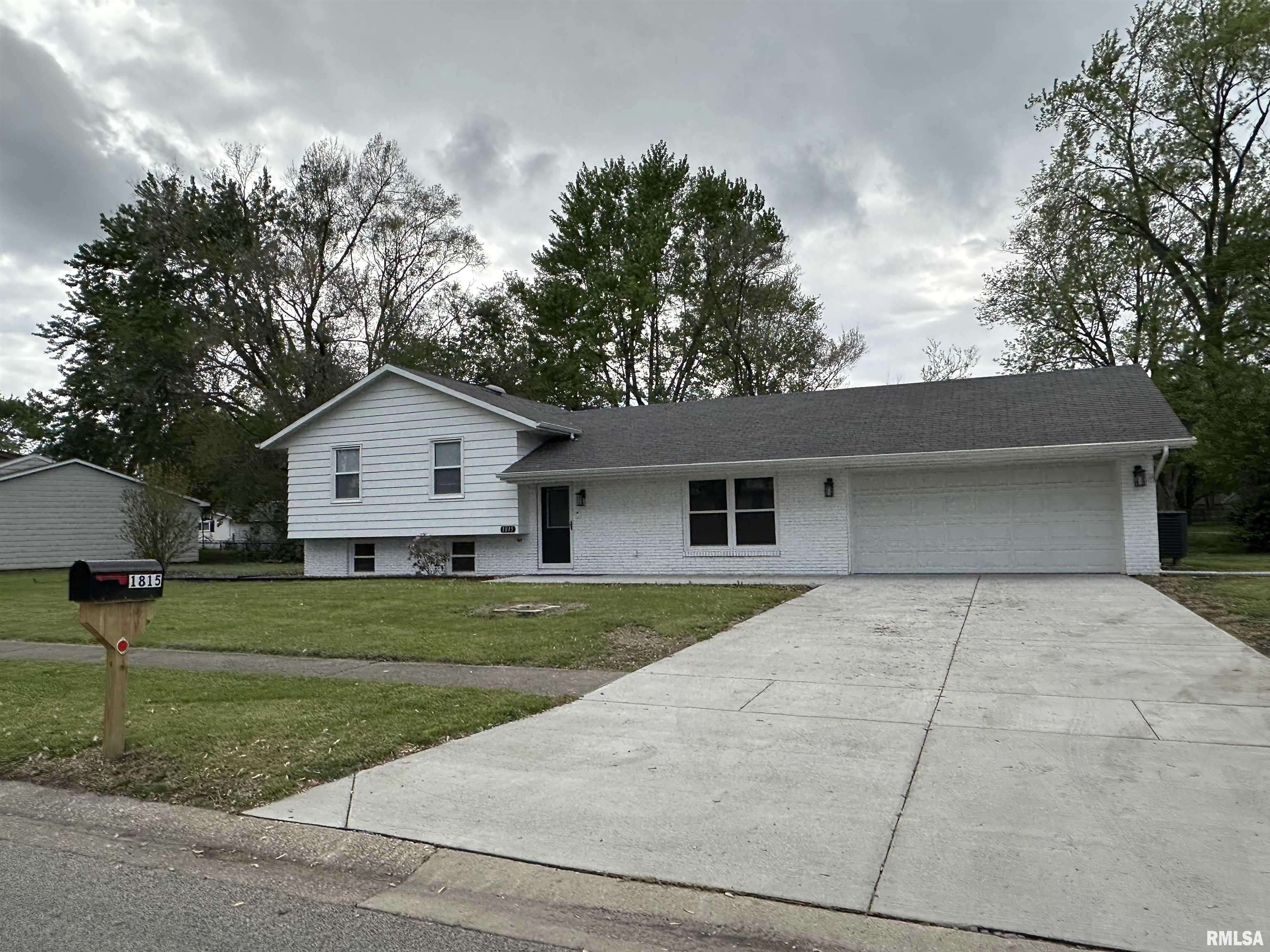 1815 STONEHENGE RD, Springfield, IL 62702