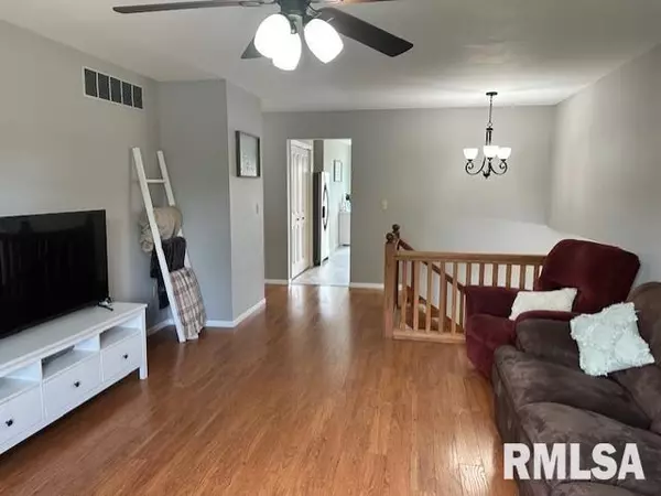 Jacksonville, IL 62650,11 GRAND AVE