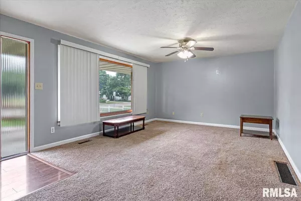 New Berlin, IL 62670,409 W ILLINOIS ST