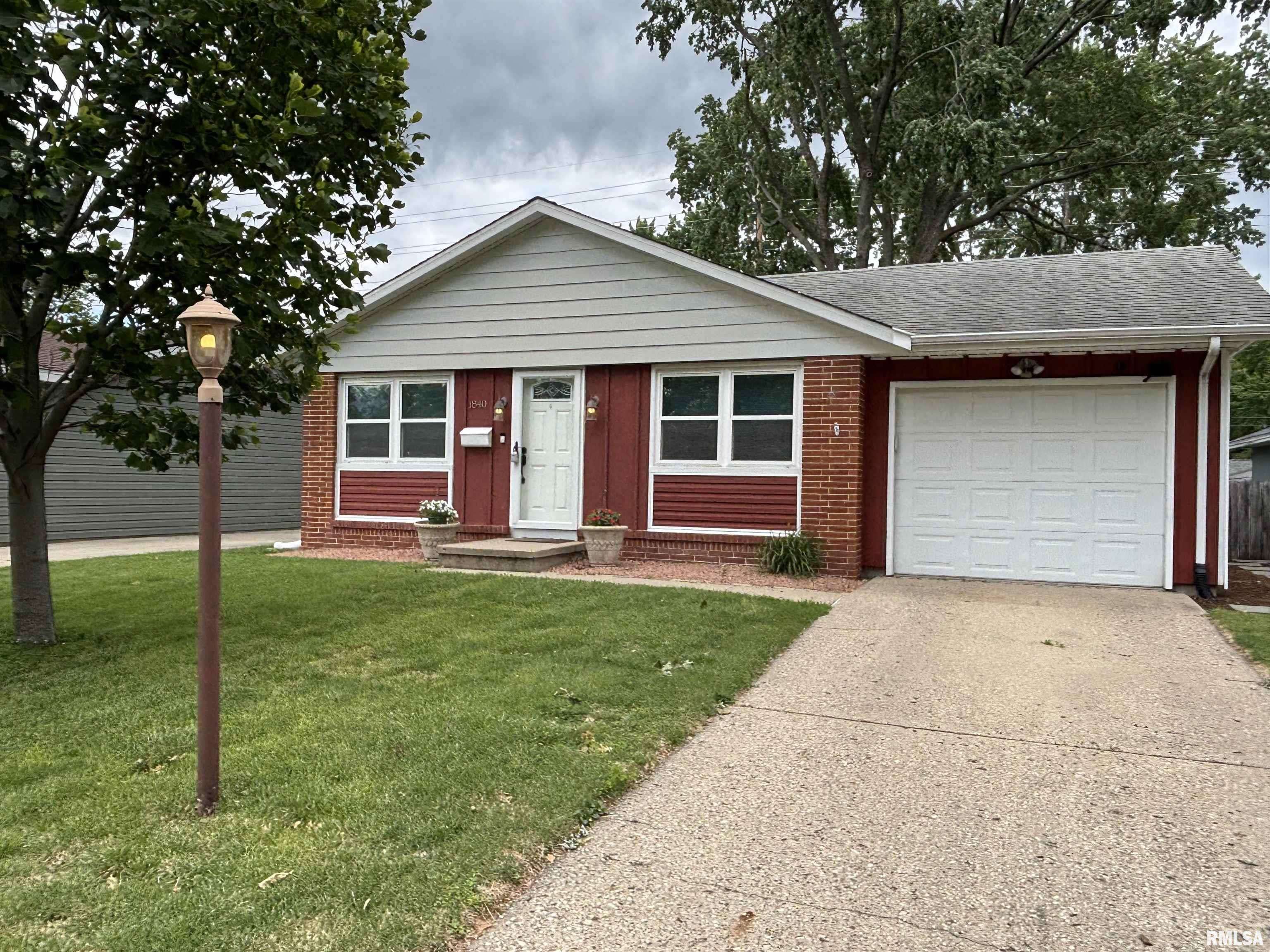 1840 CAMDEN RD, Springfield, IL 62702