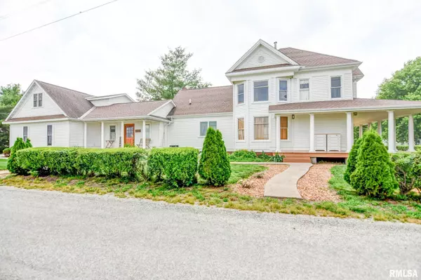 312 N HEDGE ST, Taylorville, IL 62568