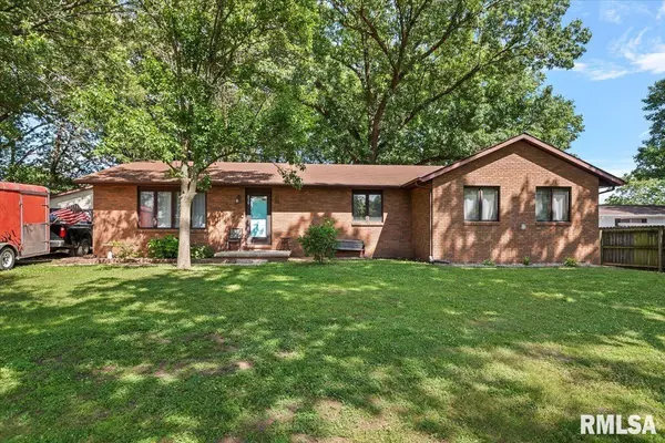 830 N 6TH ST, Riverton, IL 62561