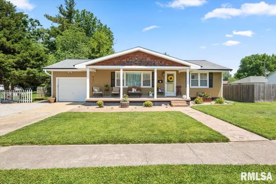908 W CENTER ST, Girard, IL 62640