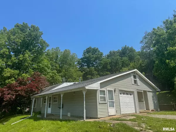 220 E ADAMS ST, Petersburg, IL 62675