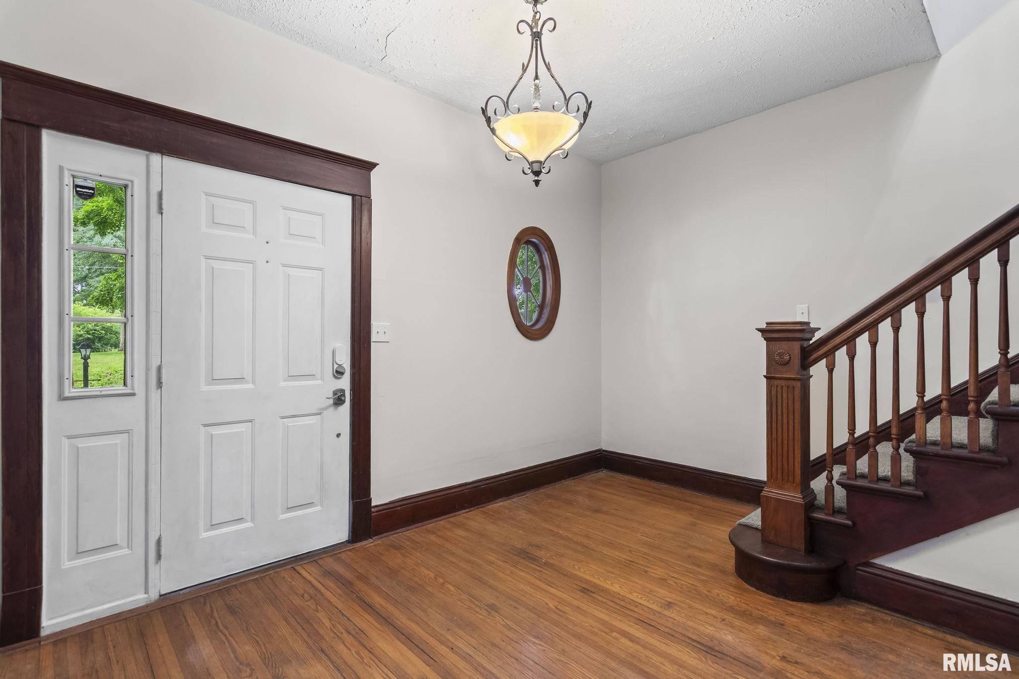 Pleasant Plains, IL 62677,109 E MAIN ST
