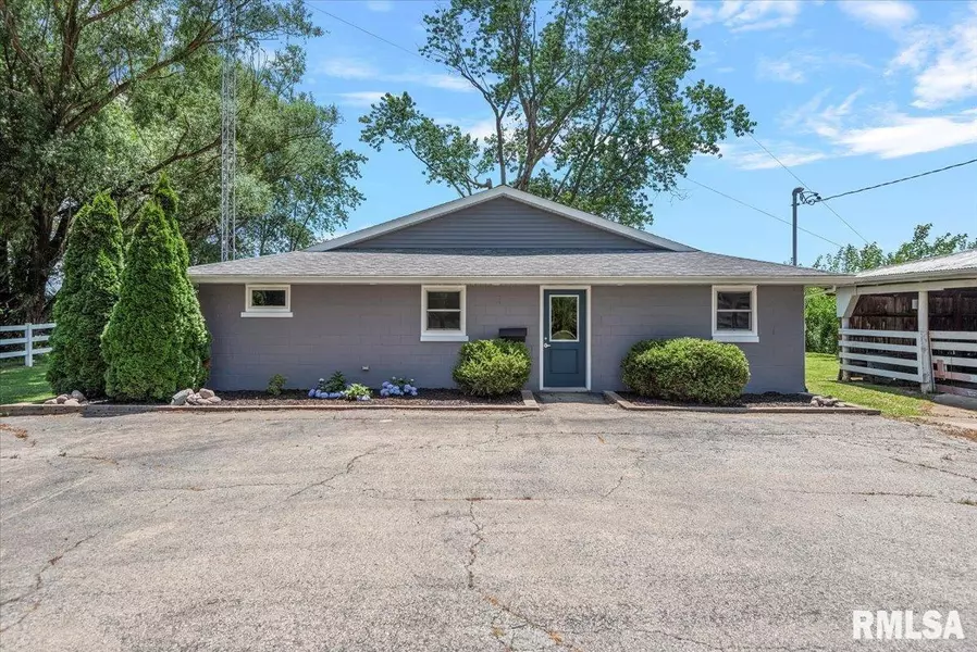 900 E UNION ST, Nokomis, IL 62075