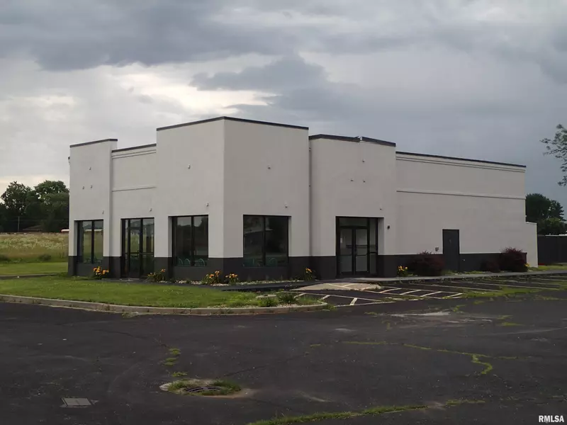 2775 WOODLAWN RD, Lincoln, IL 62656