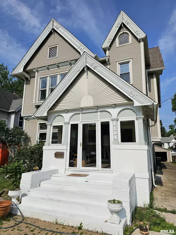 1104 N BROAD ST, Galesburg, IL 61401