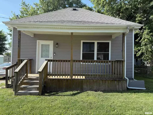 1015 W England ST, Taylorville, IL 62568