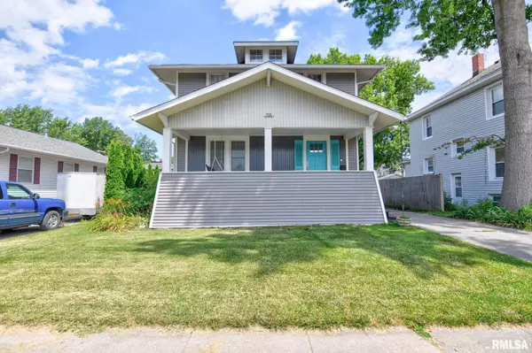 715 W MARKET ST, Taylorville, IL 62568