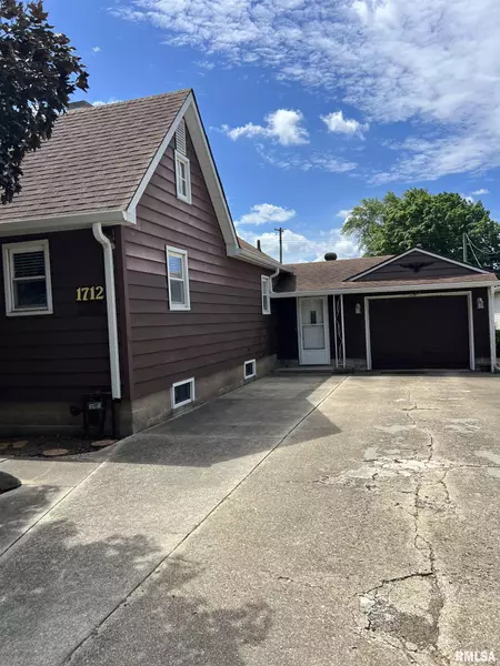 1712 E WASHINGTON ST, Clinton, IL 61727