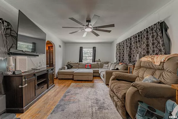 Mt Pulaski, IL 62548,902 S SPRING ST