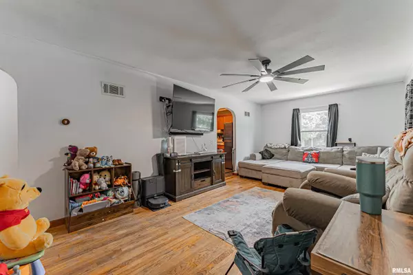 Mt Pulaski, IL 62548,902 S SPRING ST