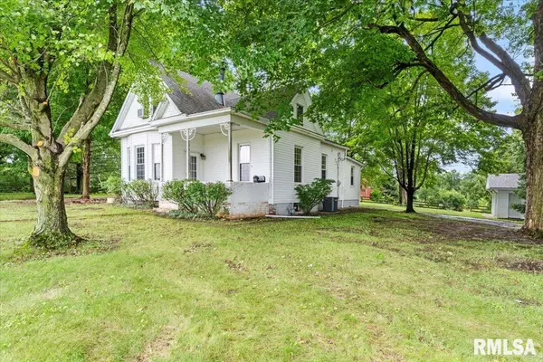 882 W BARBER RD, Cantrall, IL 62625