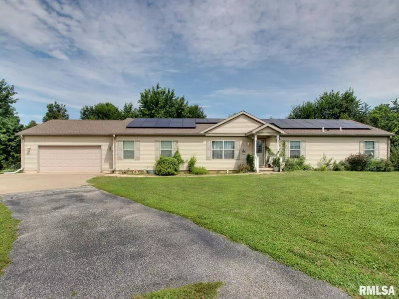 4 ORCHARD DR, Barry, IL 62312