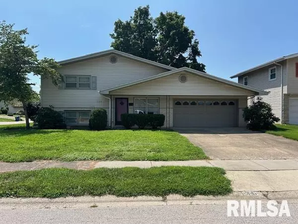 135 Dickinson RD,  Springfield,  IL 62704