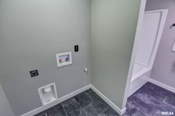 Taylorville, IL 62568,513 E OAK ST