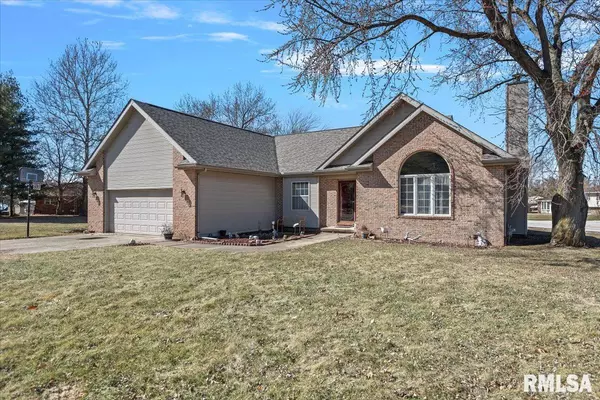 17585 IVY DR, Petersburg, IL 62675