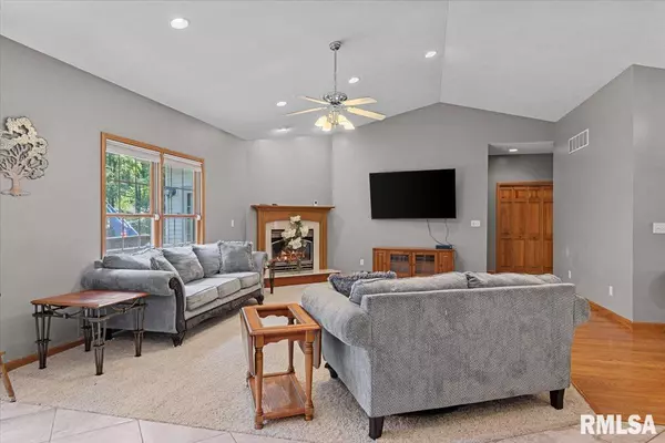 Spaulding, IL 62684,631 CRABAPPLE LN