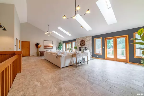 Quincy, IL 62305,921 Birdie LN