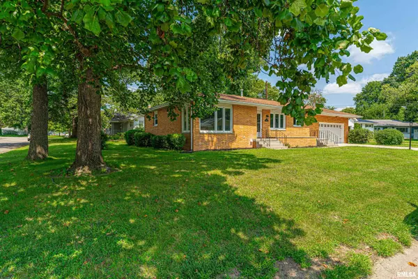 8 TULIP DR, Lincoln, IL 62656
