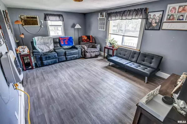 Assumption, IL 62510,325 N POPLAR ST