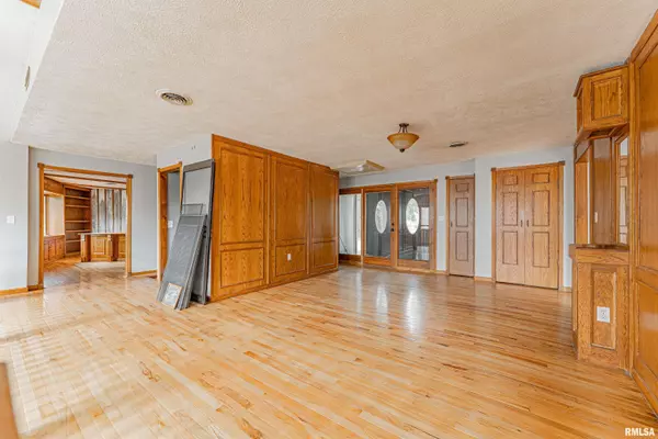 Petersburg, IL 62675,15263 HILLTOP ST