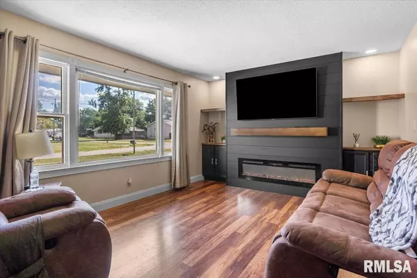 New Berlin, IL 62670,602 E ELM ST