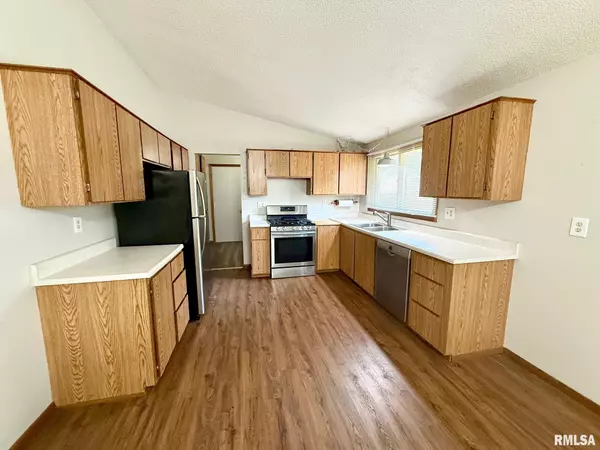 Petersburg, IL 62675,1669 Village Green RD