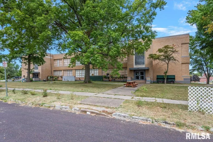 352 FRANKLIN ST, Jacksonville, IL 62650