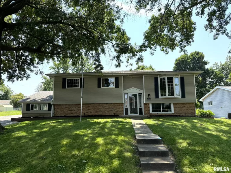 1720 BLUEBIRD DR, Galesburg, IL 61401