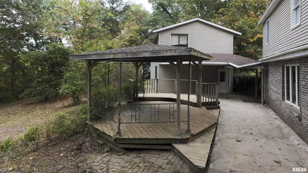6102 S TRIVOLI RD, Glasford, IL 61533
