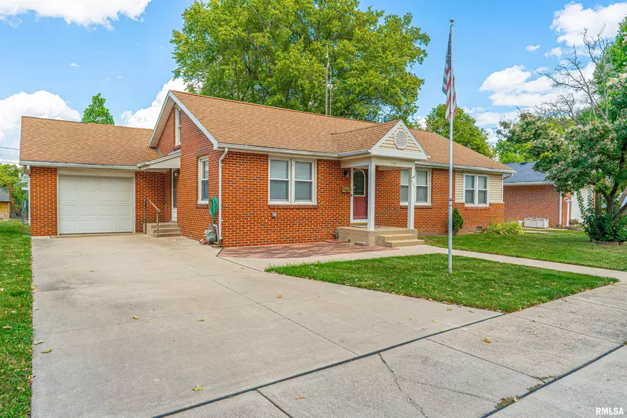 701 W ADAMS ST, Clinton, IL 61727