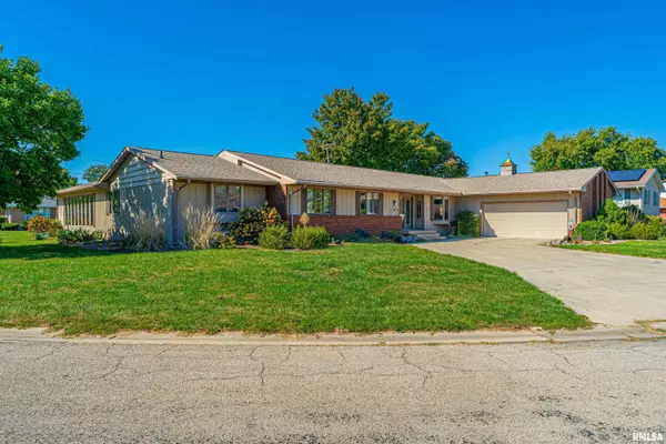 102 CRESTWOOD DR, Lincoln, IL 62656