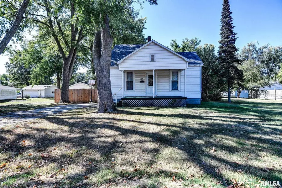 625 N SILVER ST, Taylorville, IL 62568