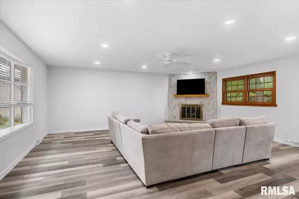 Chatham, IL 62629,852 OXFORD DR