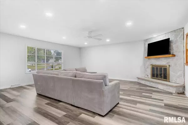 Chatham, IL 62629,852 OXFORD DR