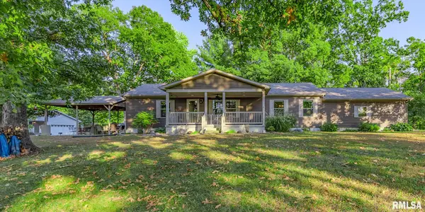 16872 CIRCLE DR, Carlinville, IL 62626