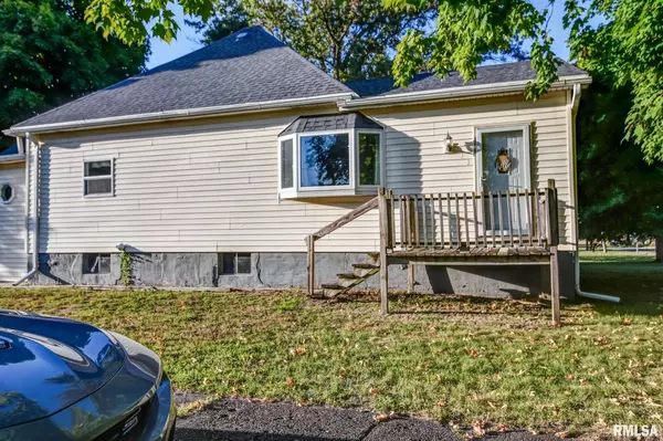113 S LOCUST ST, Stonington, IL 62567