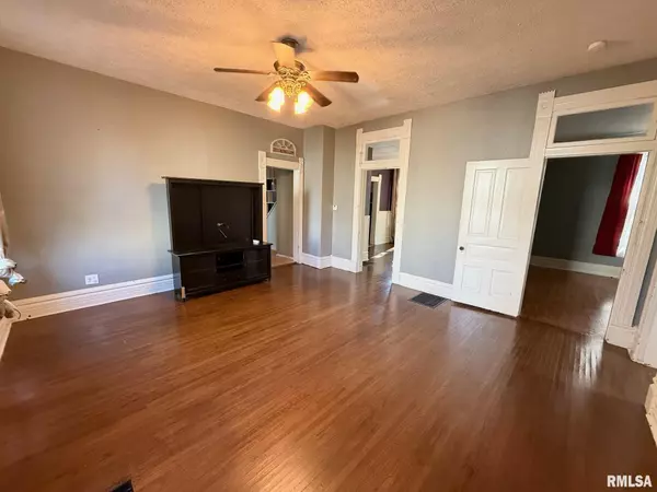 Petersburg, IL 62675,212 S 9TH ST