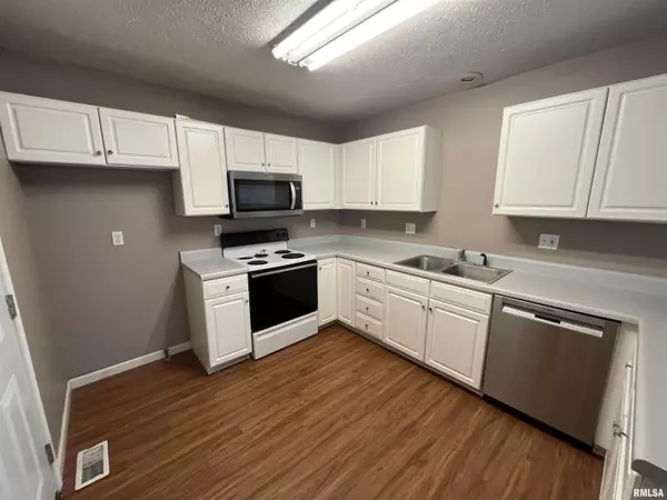 Chatham, IL 62629,202 EAGLE RIDGE DR