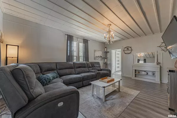 Delavan, IL 61734,108 W A ST