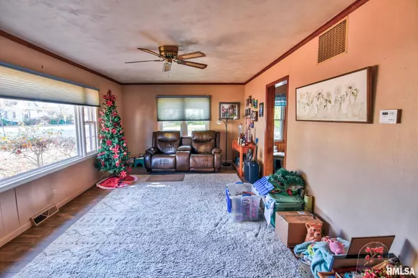 Girard, IL 62640,123 S 6TH ST