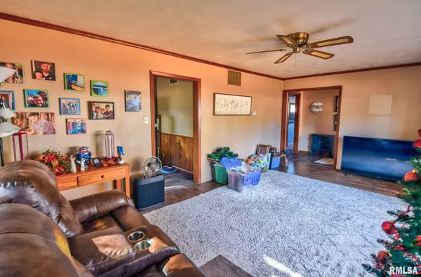 Girard, IL 62640,123 S 6TH ST