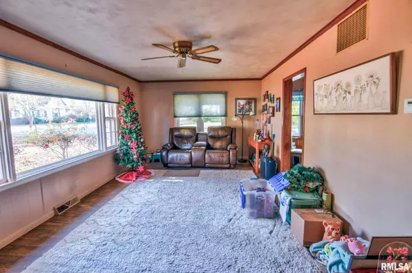 Girard, IL 62640,123 S 6TH ST