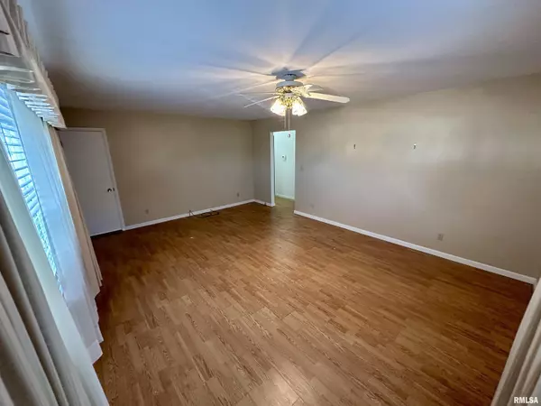 Jacksonville, IL 62650,855 W Superior AVE