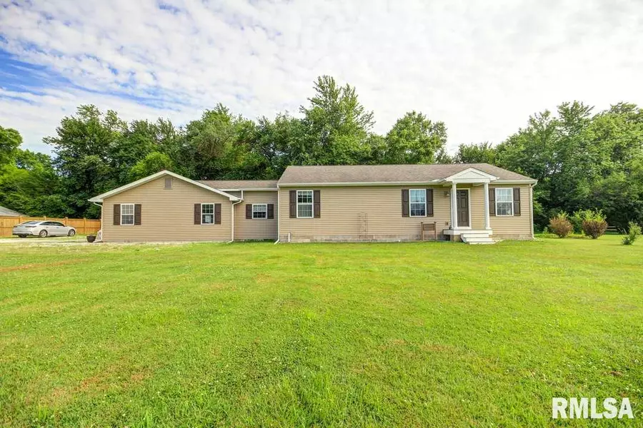 915 W CENTER ST, Girard, IL 62649